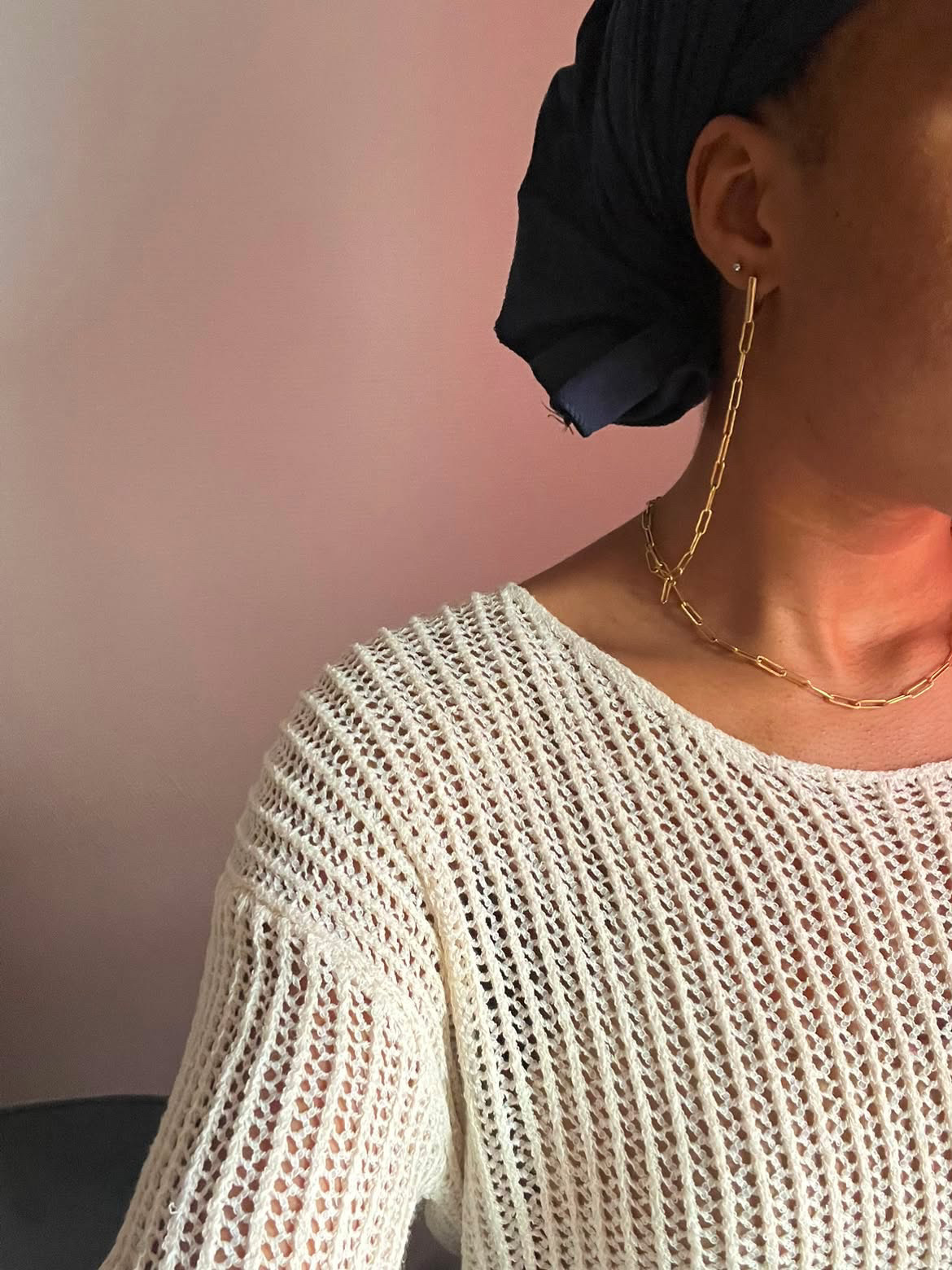 Femme portant le bijou Byuvera : chaîne reliant la boucle d'oreille au collier